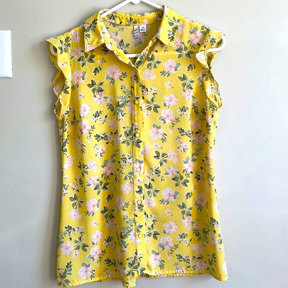 Elle yellow blouse with pink flowers size xs